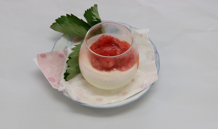 日光旬のレシピ『チーズムースいちごシャーベット添え』
