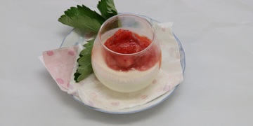 日光旬のレシピ『チーズムースいちごシャーベット添え』